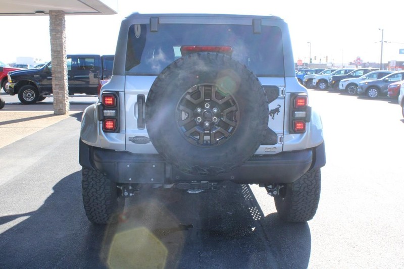 Ford Bronco Vehicle Full-screen Gallery Image 04