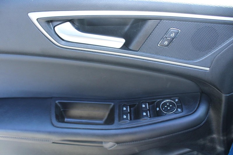 Ford Edge Vehicle Full-screen Gallery Image 14