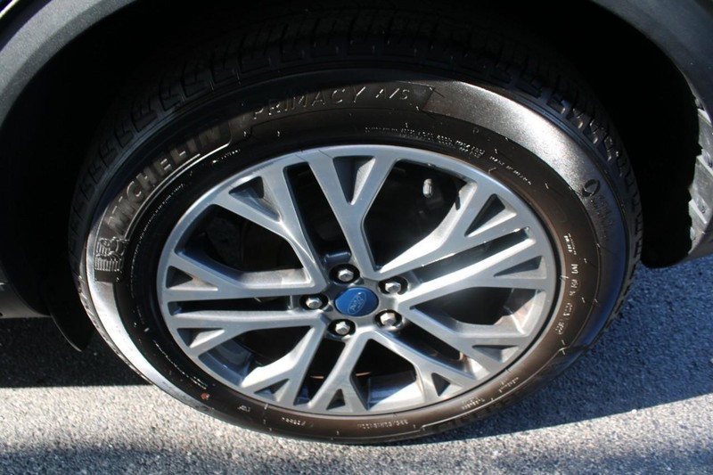 Ford Escape Vehicle Full-screen Gallery Image 07