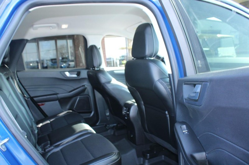 Ford Escape Vehicle Full-screen Gallery Image 09