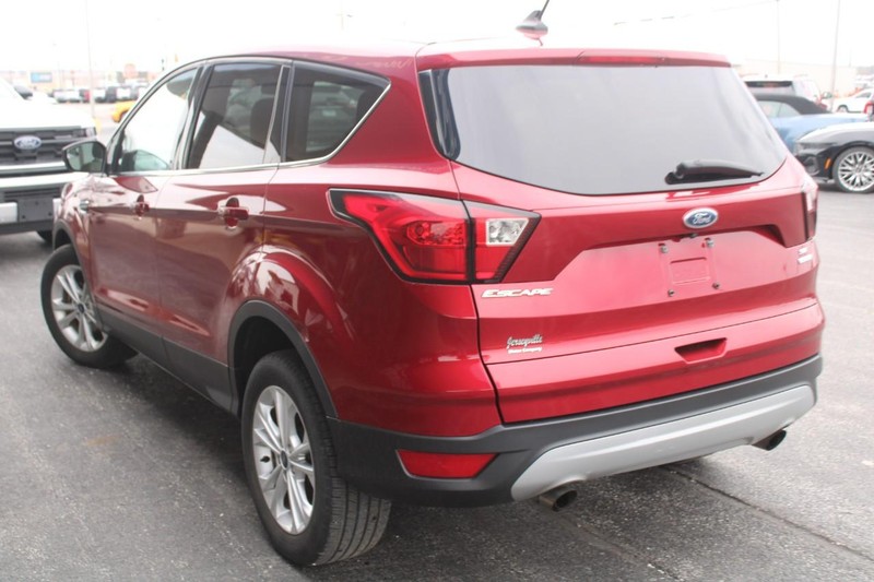 Ford Escape Vehicle Full-screen Gallery Image 05