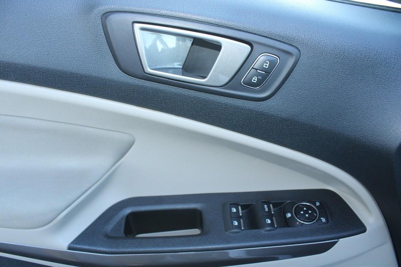 Ford EcoSport Vehicle Full-screen Gallery Image 14