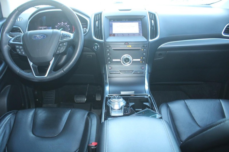 Ford Edge Vehicle Full-screen Gallery Image 10