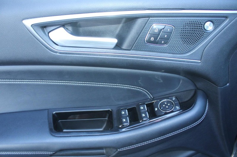 Ford Edge Vehicle Full-screen Gallery Image 14