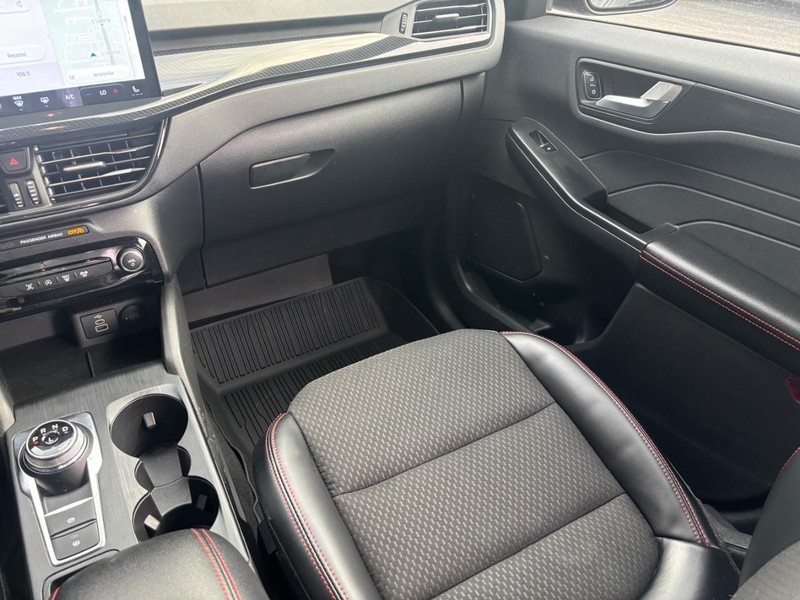 Ford Escape Vehicle Full-screen Gallery Image 13