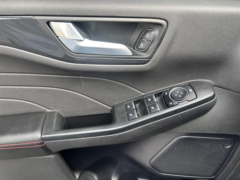 Ford Escape Vehicle Full-screen Gallery Image 14
