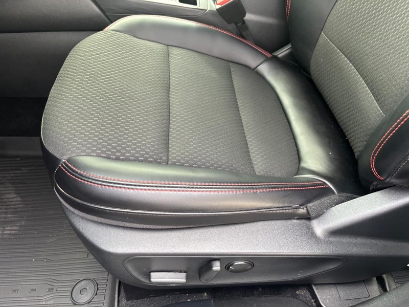 Ford Escape Vehicle Full-screen Gallery Image 15