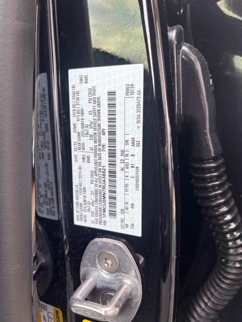 Ford Escape Vehicle Full-screen Gallery Image 16