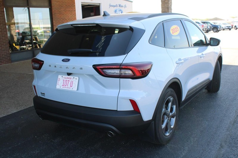 Ford Escape Vehicle Full-screen Gallery Image 03