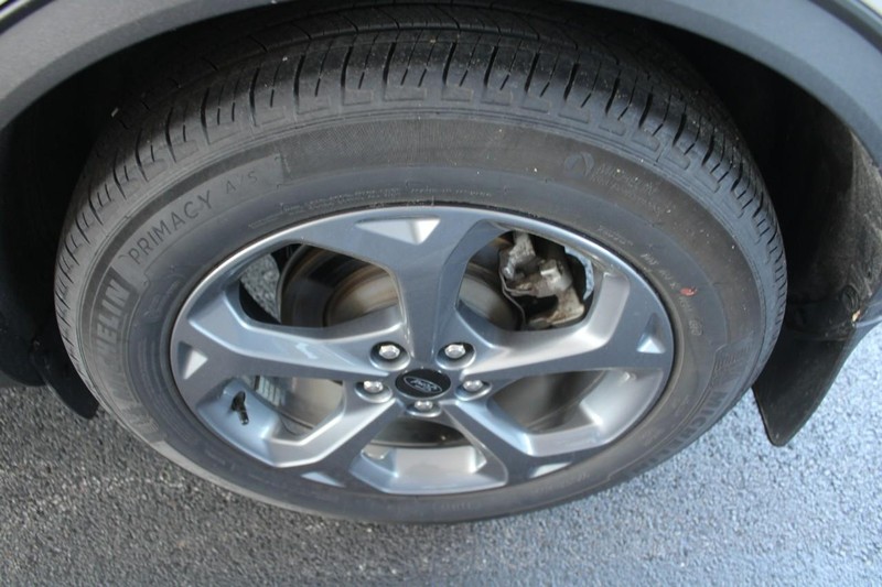 Ford Escape Vehicle Full-screen Gallery Image 07
