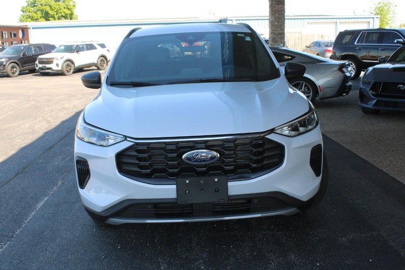 Ford Escape Vehicle Full-screen Gallery Image 08