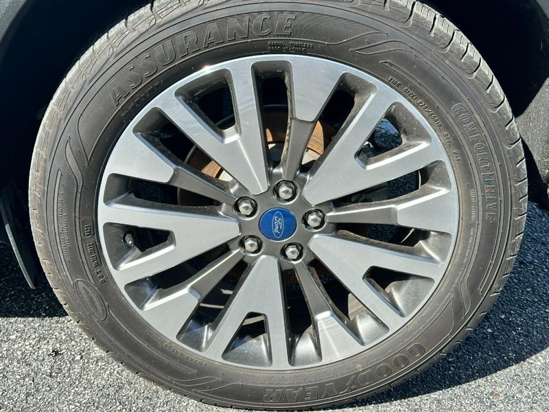Ford Escape Vehicle Full-screen Gallery Image 06