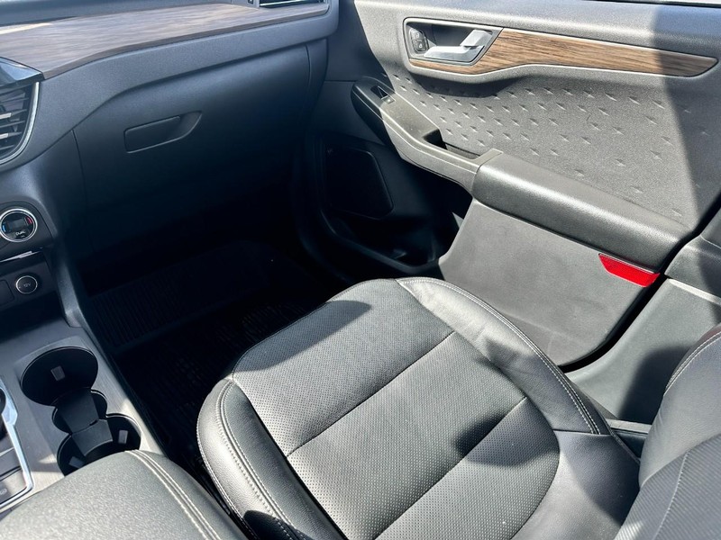 Ford Escape Vehicle Full-screen Gallery Image 15