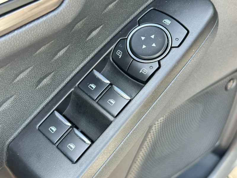 Ford Escape Vehicle Full-screen Gallery Image 16