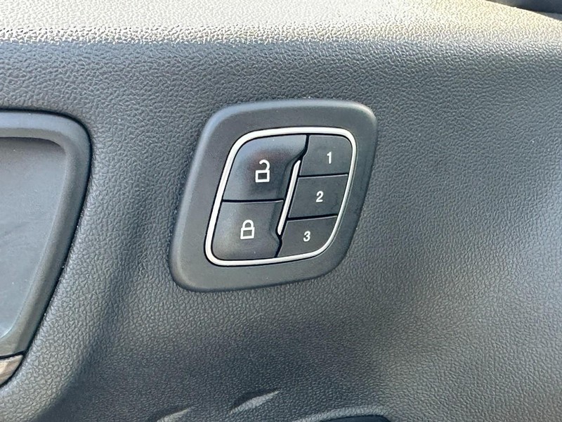 Ford Escape Vehicle Full-screen Gallery Image 17