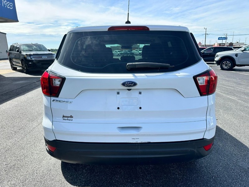 Ford Escape Vehicle Full-screen Gallery Image 04