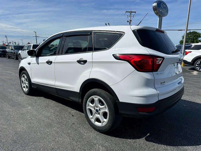 Ford Escape Vehicle Full-screen Gallery Image 06
