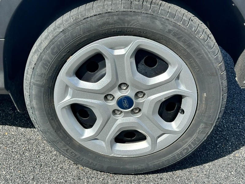 Ford Escape Vehicle Full-screen Gallery Image 07