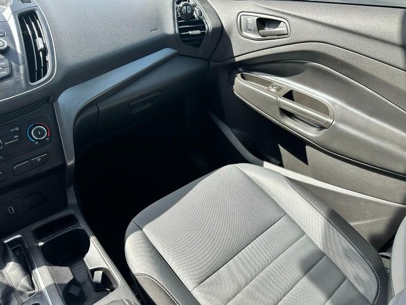 Ford Escape Vehicle Full-screen Gallery Image 15