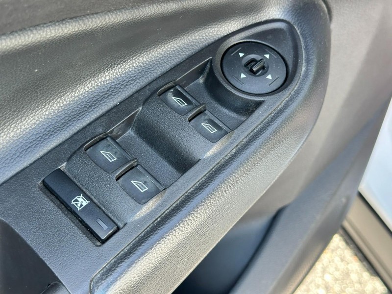 Ford Escape Vehicle Full-screen Gallery Image 16