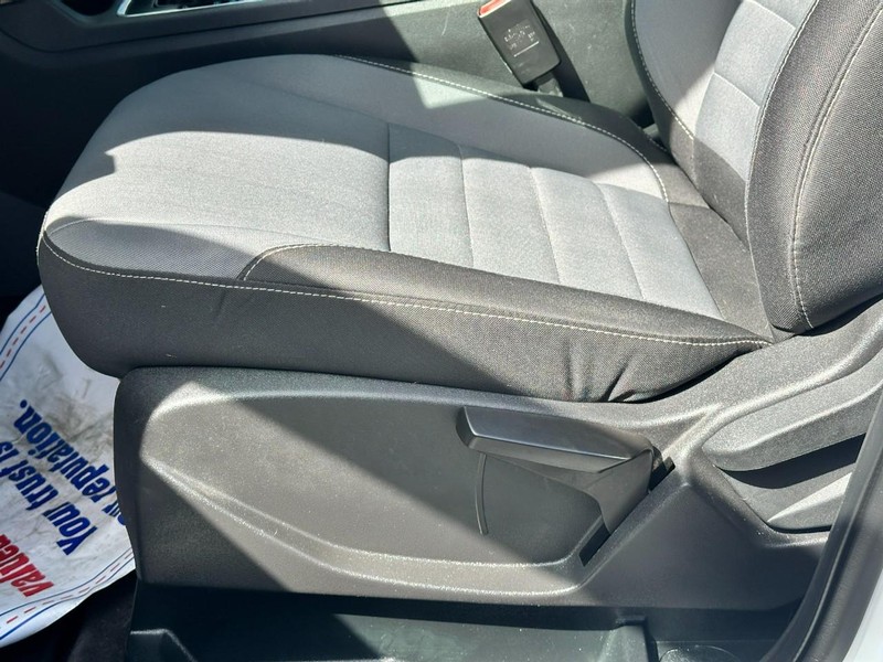 Ford Escape Vehicle Full-screen Gallery Image 17