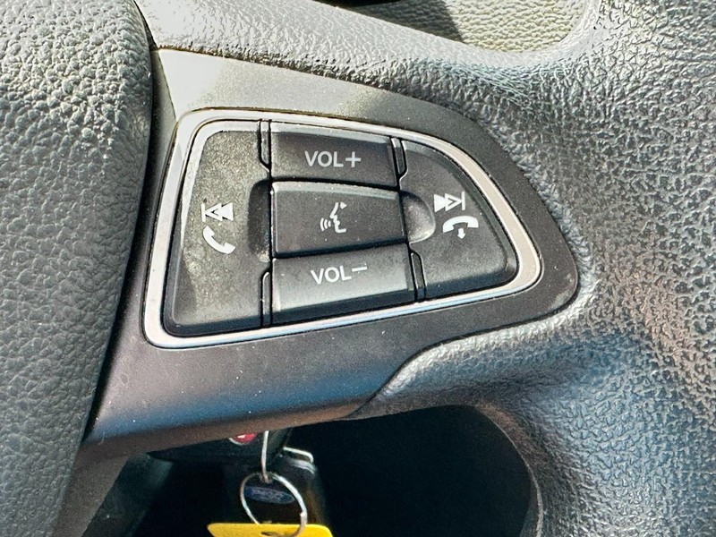 Ford Escape Vehicle Full-screen Gallery Image 19