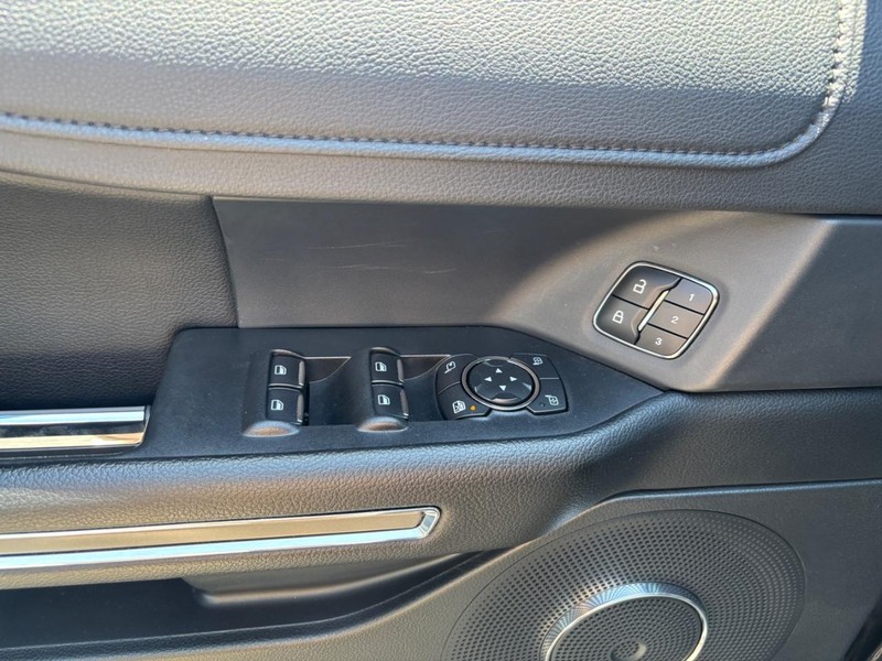 Ford Expedition Vehicle Full-screen Gallery Image 14