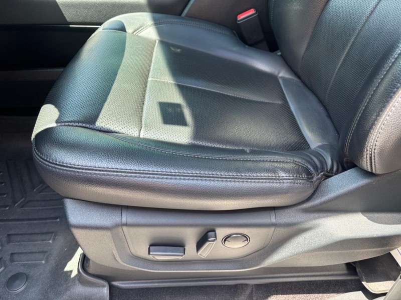 Ford Expedition Vehicle Full-screen Gallery Image 15