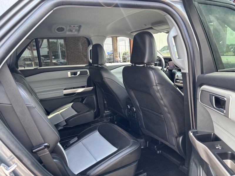 Ford Explorer Vehicle Full-screen Gallery Image 09