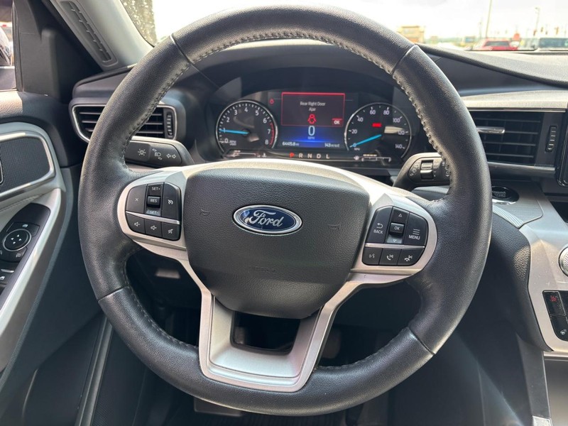 Ford Explorer Vehicle Full-screen Gallery Image 11