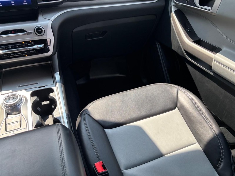 Ford Explorer Vehicle Full-screen Gallery Image 13