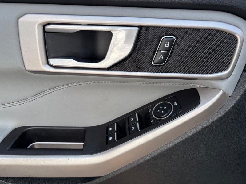 Ford Explorer Vehicle Full-screen Gallery Image 14