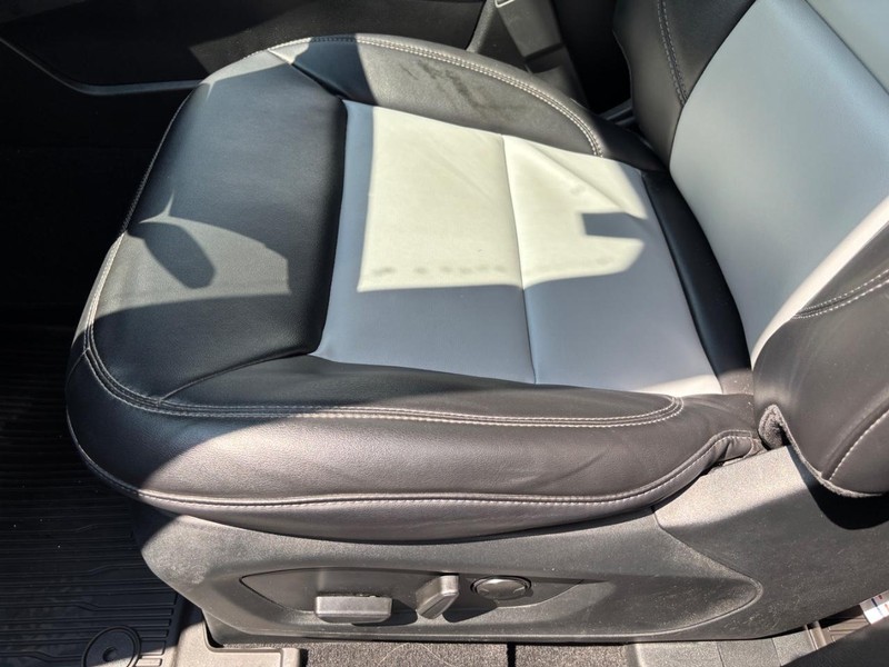 Ford Explorer Vehicle Full-screen Gallery Image 15