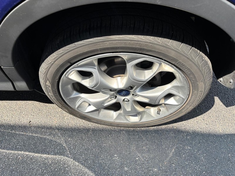 Ford Escape Vehicle Full-screen Gallery Image 07