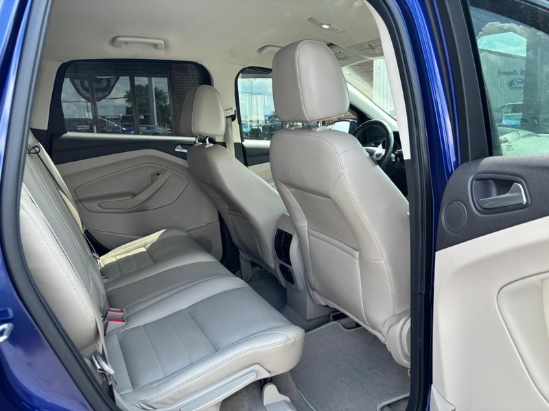 Ford Escape Vehicle Full-screen Gallery Image 09