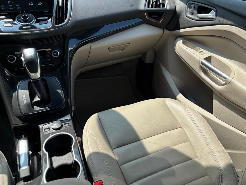 Ford Escape Vehicle Full-screen Gallery Image 13