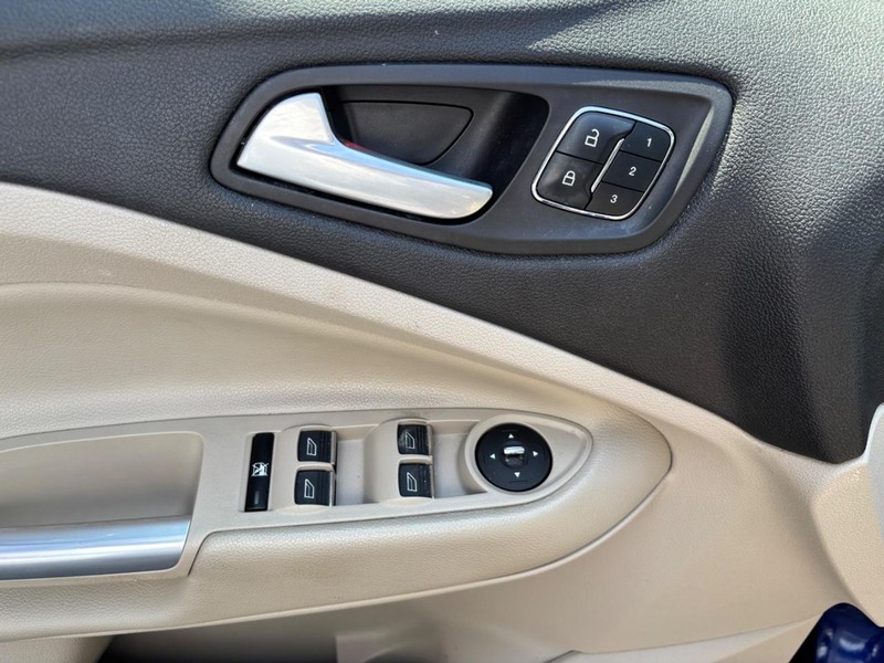 Ford Escape Vehicle Full-screen Gallery Image 14