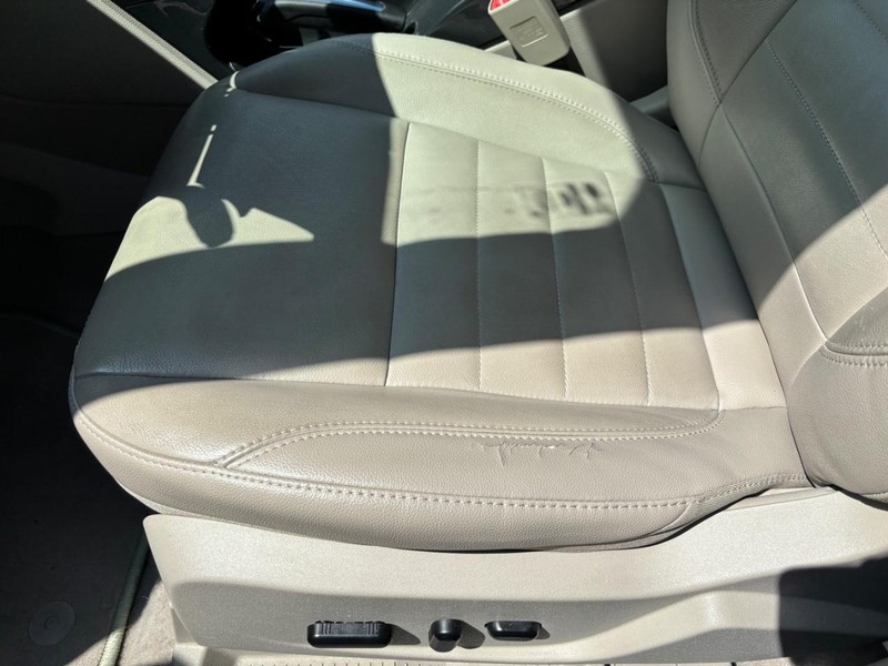 Ford Escape Vehicle Full-screen Gallery Image 15