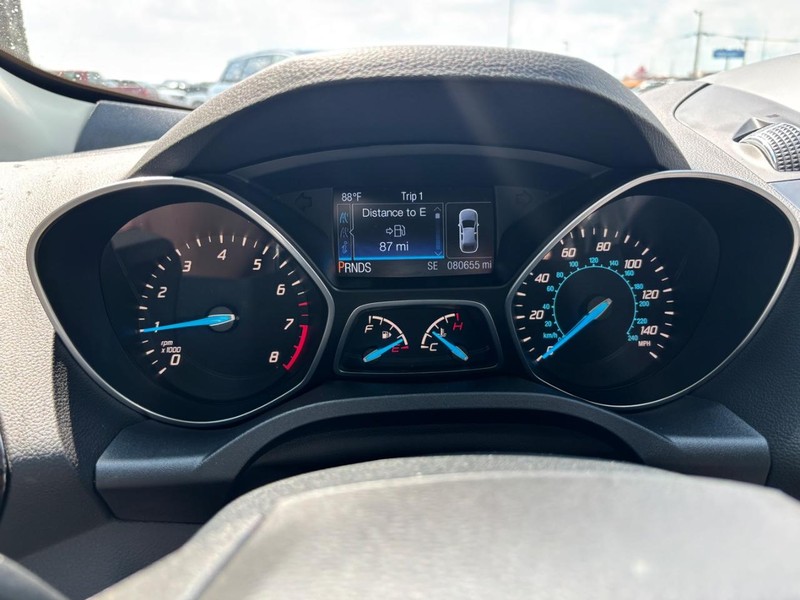 Ford Escape Vehicle Full-screen Gallery Image 17