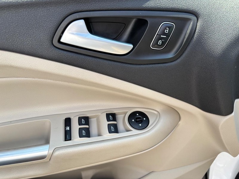 Ford Escape Vehicle Full-screen Gallery Image 14