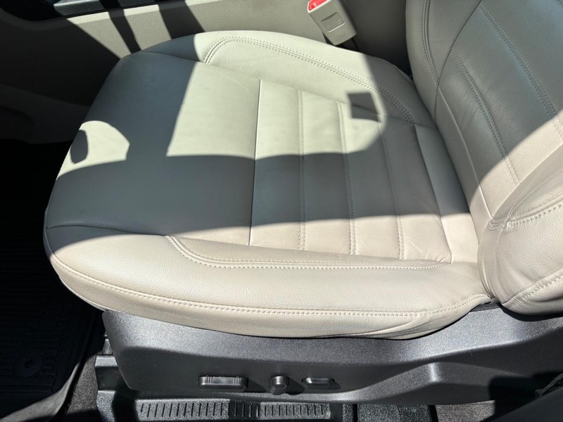 Ford Escape Vehicle Full-screen Gallery Image 15