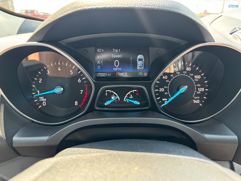 Ford Escape Vehicle Full-screen Gallery Image 17