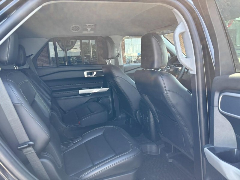 Ford Explorer Vehicle Full-screen Gallery Image 09