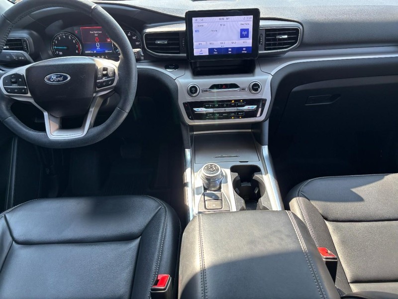 Ford Explorer Vehicle Full-screen Gallery Image 10