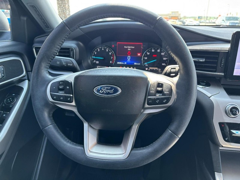 Ford Explorer Vehicle Full-screen Gallery Image 11