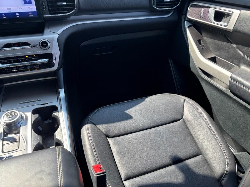 Ford Explorer Vehicle Full-screen Gallery Image 13