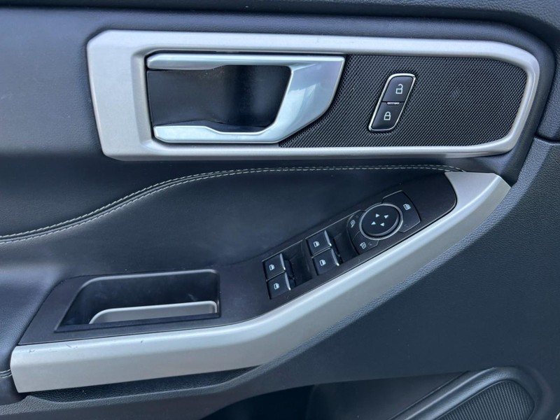 Ford Explorer Vehicle Full-screen Gallery Image 14