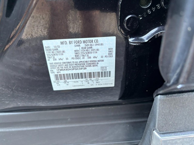 Ford Explorer Vehicle Full-screen Gallery Image 16