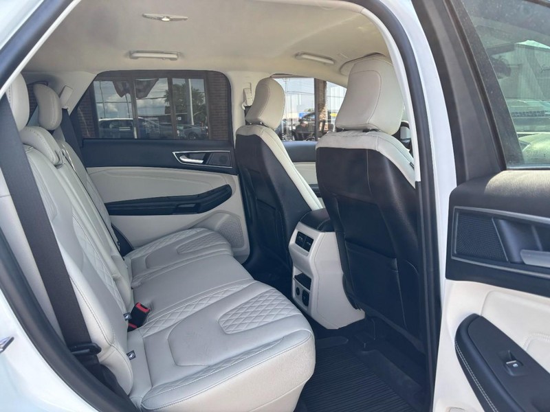 Ford Edge Vehicle Full-screen Gallery Image 09