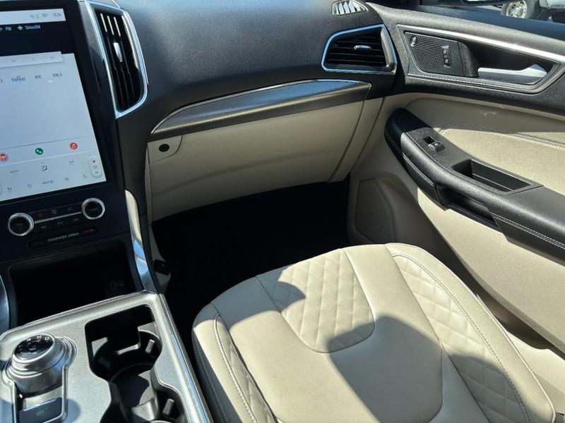 Ford Edge Vehicle Full-screen Gallery Image 13